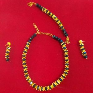 Ensemble collier plaqué or avec des perles noires - EB0001