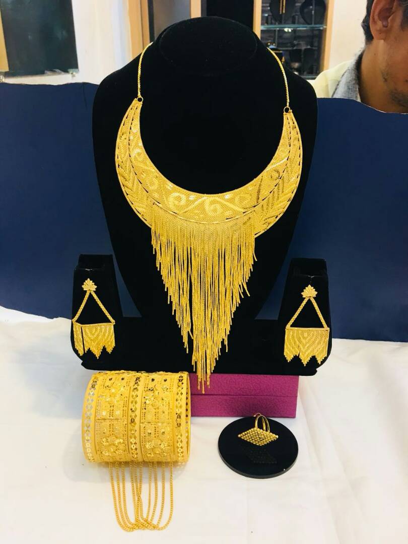 Ensemble collier chic plaqué or avec des détails qui pendent : GF0002