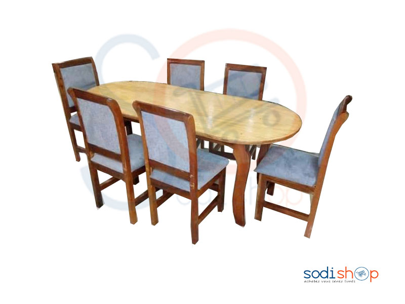 La table à manger en bois de forme ovale