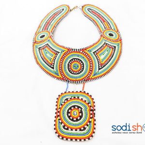 Collier Multicolore Artisanal à Ras du Cou avec Pendentif MT0077