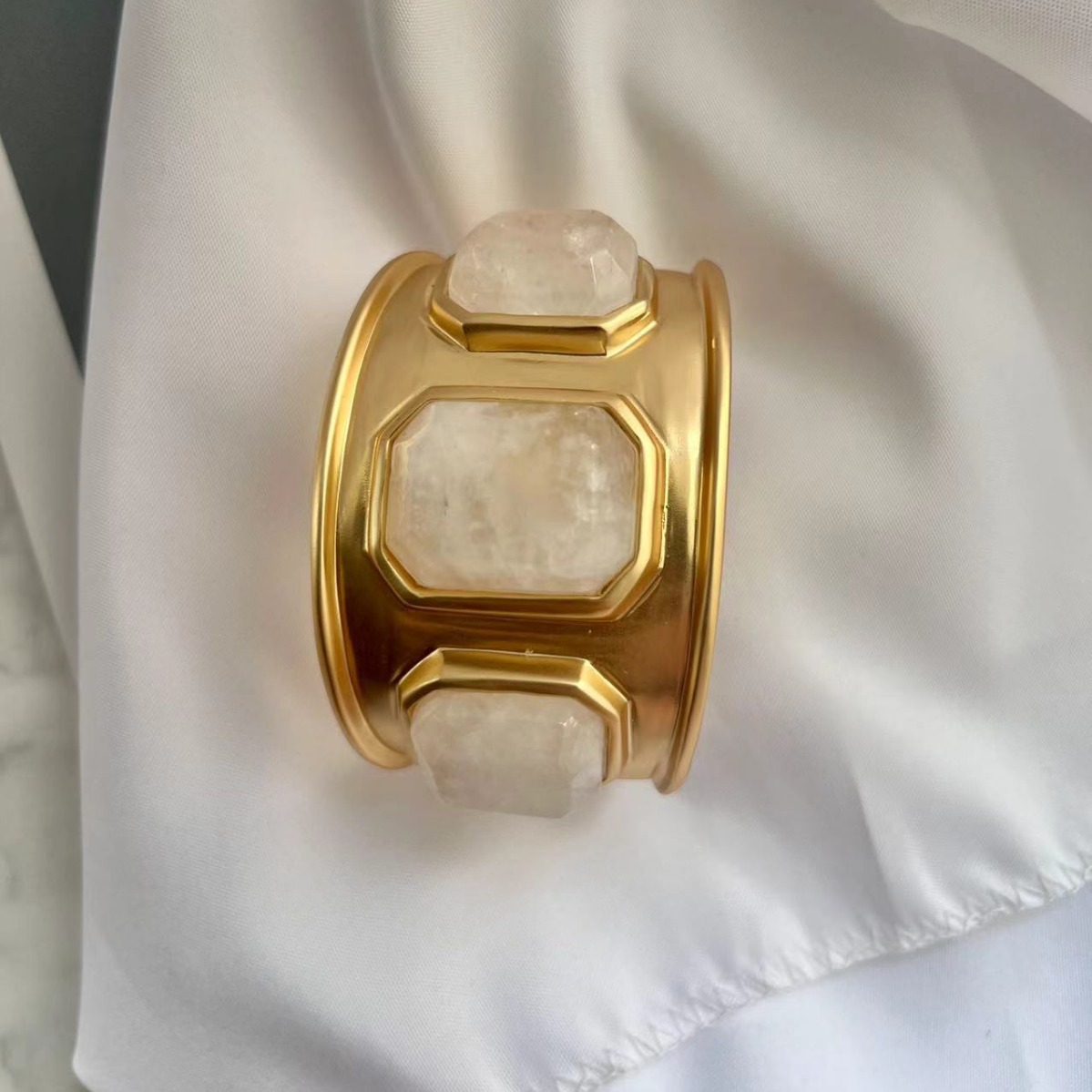 Bracelet large ouvert en cristal naturel, lumière douce fraîche, luxe classique, nouveau, été, 2024 AI0001 – Image 4