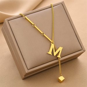 Collier avec pendentif en forme de Cube géométrique pour femme, bijou en acier inoxydable, couleur or, ne se décolore pas, lettre M, idéal pour une fête ou un Banquet AI0001