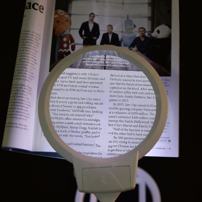 Lampe de bureau pliable Loupe éclairée, échelle 5X 2.5X Loupe de table avec lumière LED Support rapide en métal Grande lecture Lupa AI0001 – Image 4