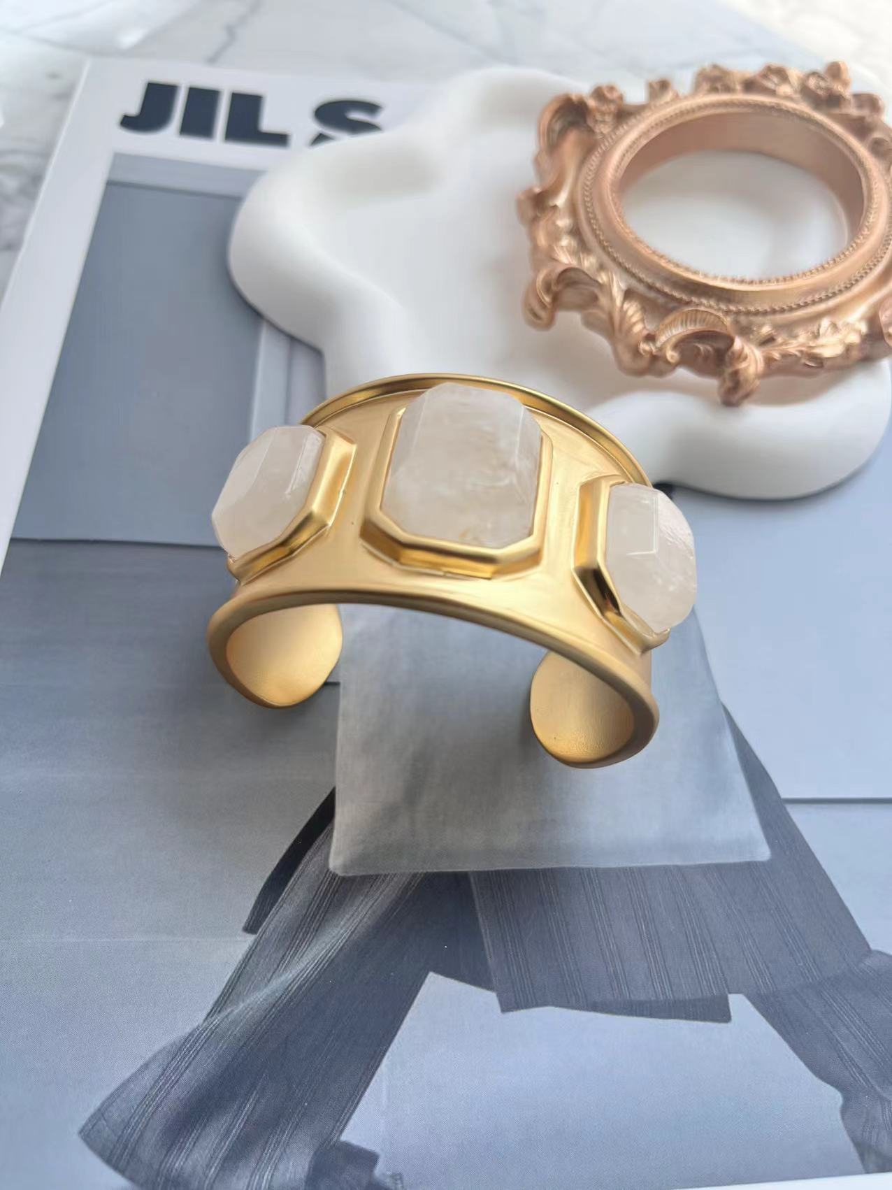Bracelet large ouvert en cristal naturel, lumière douce fraîche, luxe classique, nouveau, été, 2024 AI0001 – Image 2