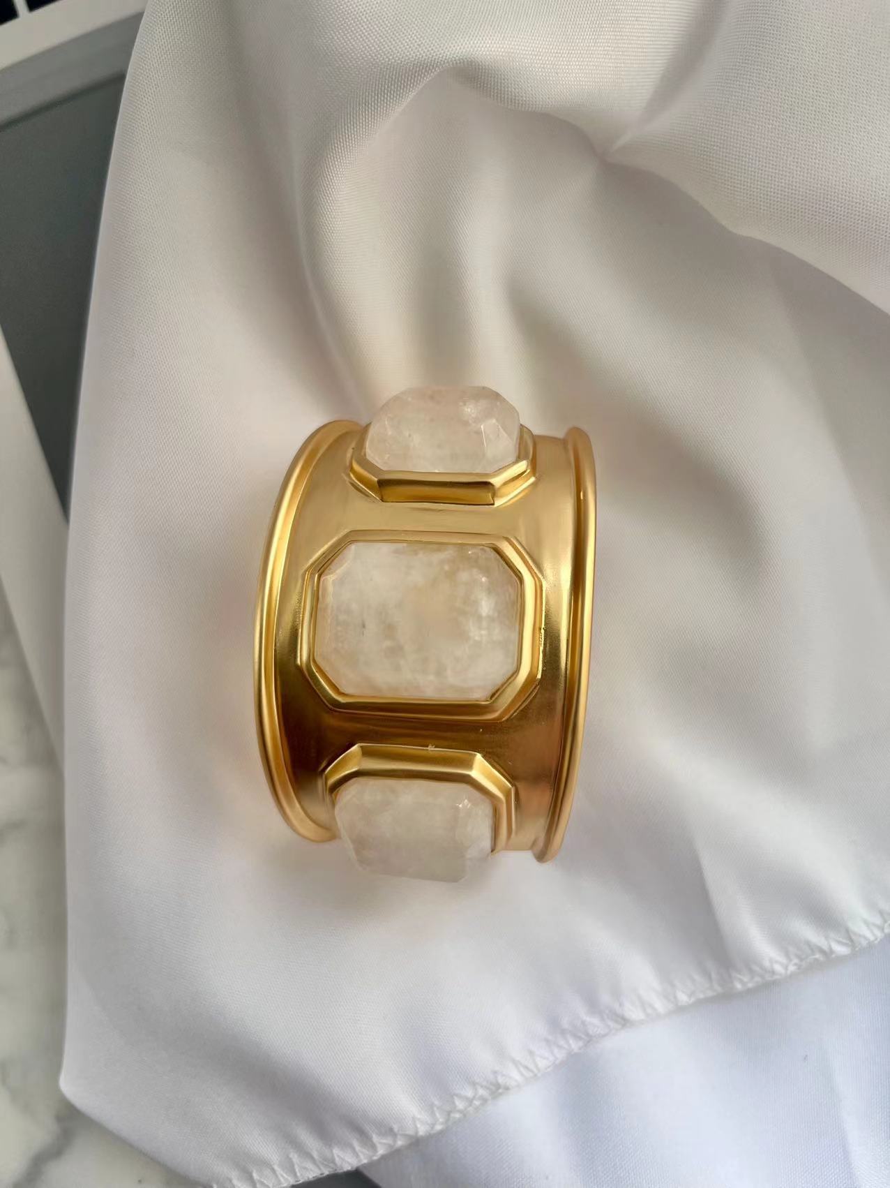 Bracelet large ouvert en cristal naturel, lumière douce fraîche, luxe classique, nouveau, été, 2024 AI0001 – Image 3